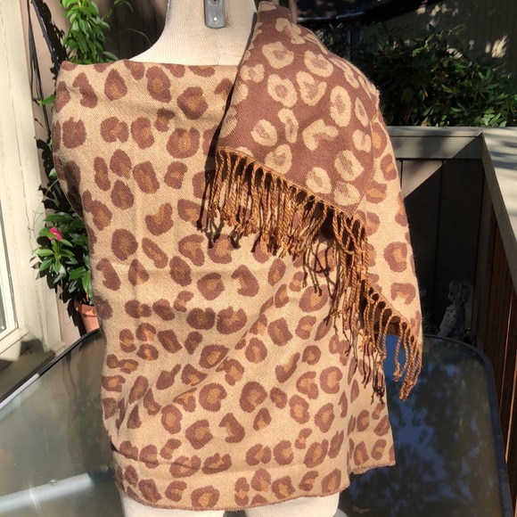 NWOT LEOPARD REVERSIBLE PRINT SHAWL WITH FRINGE 70x 26 inches - Picture 4 of 7